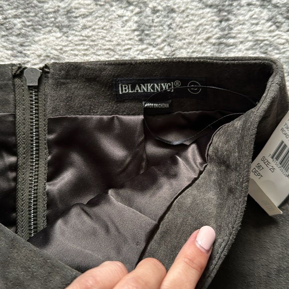 NWT Blank NYC Suede Mini Skirt in French Grey - Picture 3 of 5